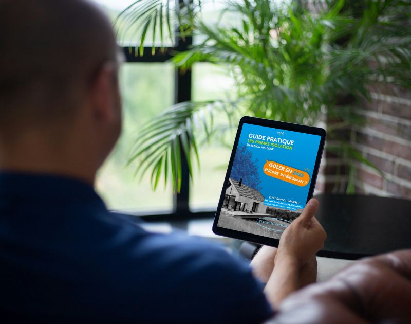 guide-primes-wallonie-iseo-projection Homme de dos assis dans un fauteuil avec une vue sur sa tablette