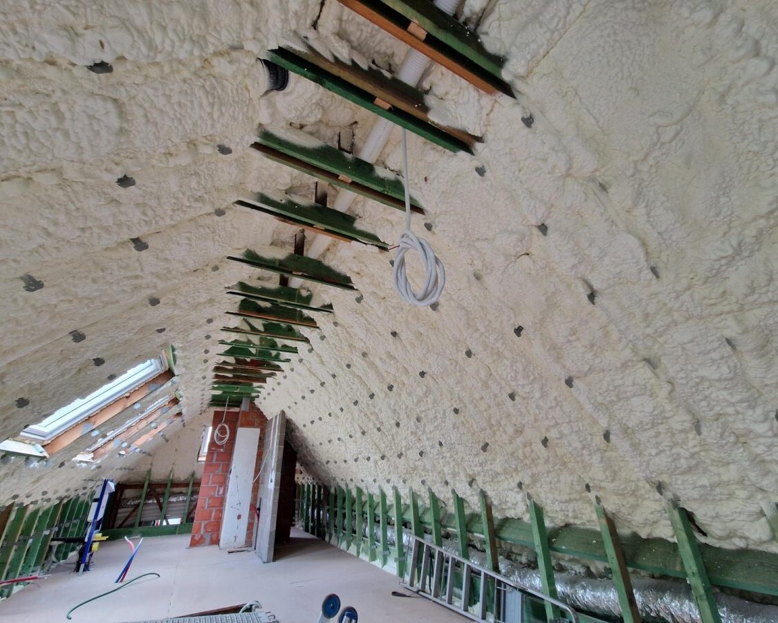 Isolation par mousse projetée d'une toiture de 400m2 à Wemmel