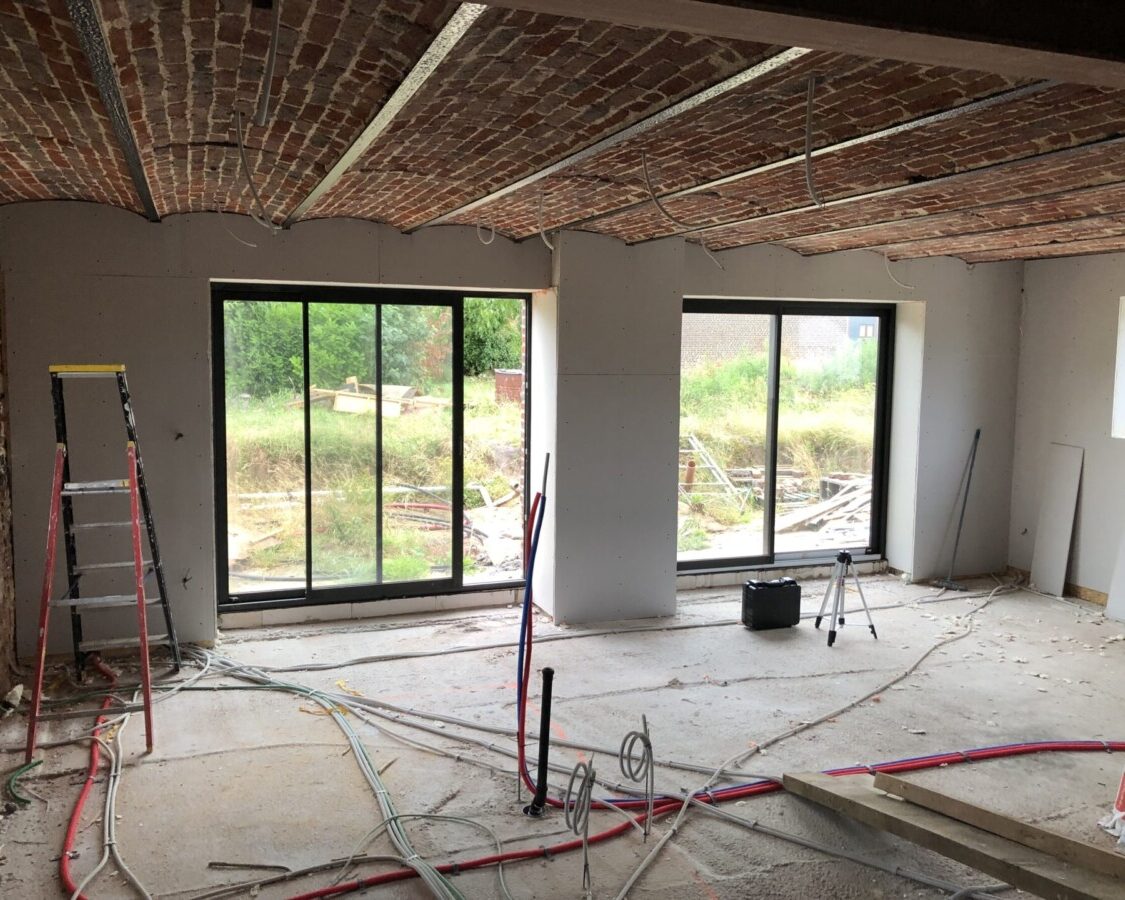 Living en travaux d'une fermette avec plafond en voussettes