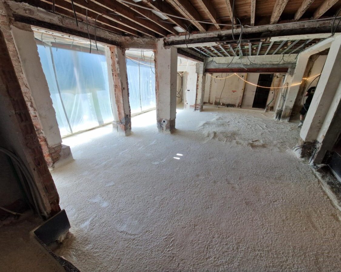 Vue du sol recouvert de mousse polyuréthane d'une maison à Uccle