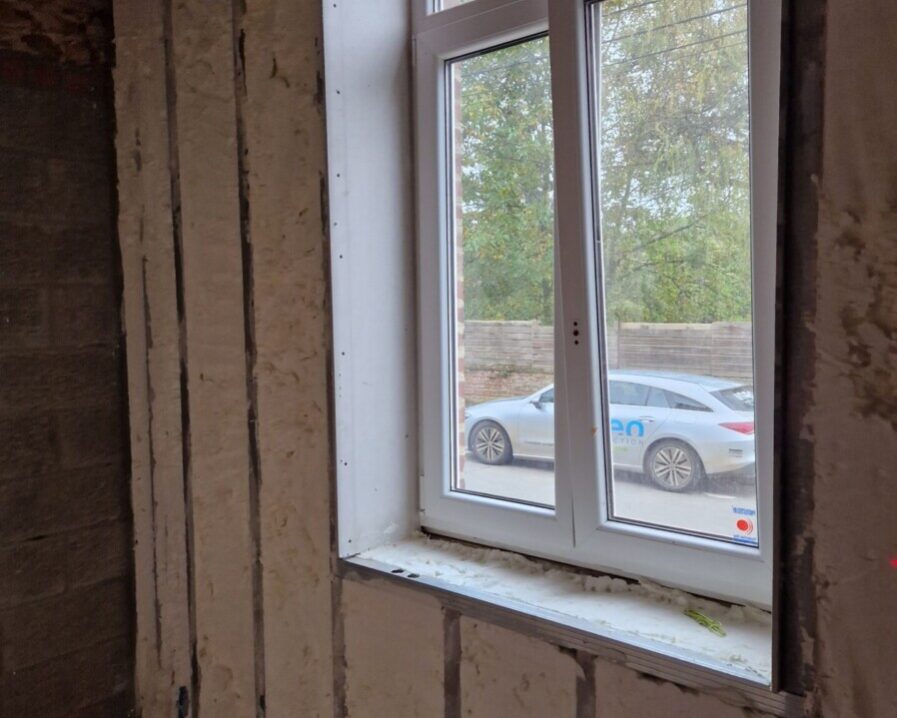 Mur isolé avec de la mousse polyuréthane à Mazy