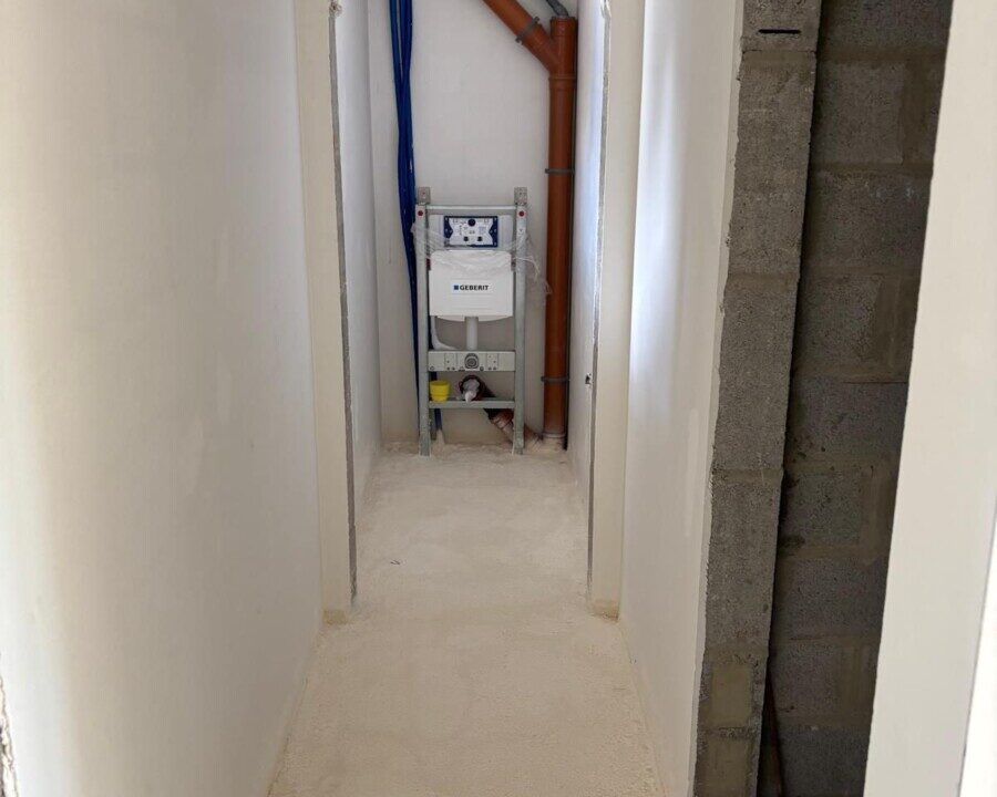 Couleur d'une maison neuve avec mousse polyuréthane sur le sol