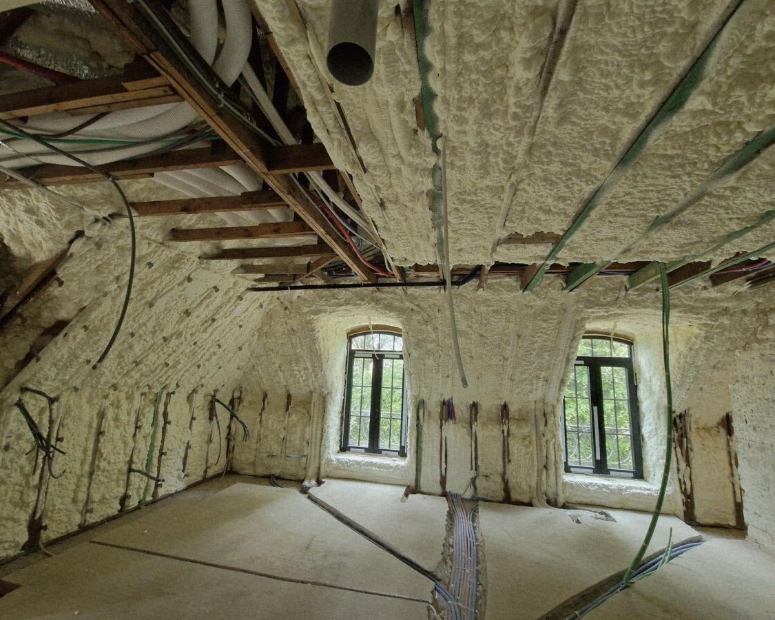 Isolation du toit d'une villa à 