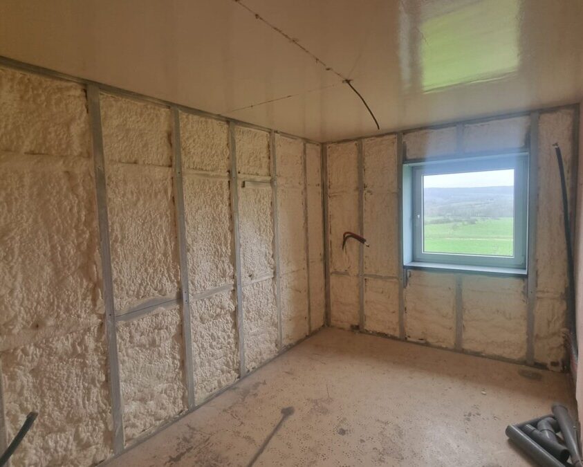 Isolation mousse projetée des murs d'une maison à Couvin