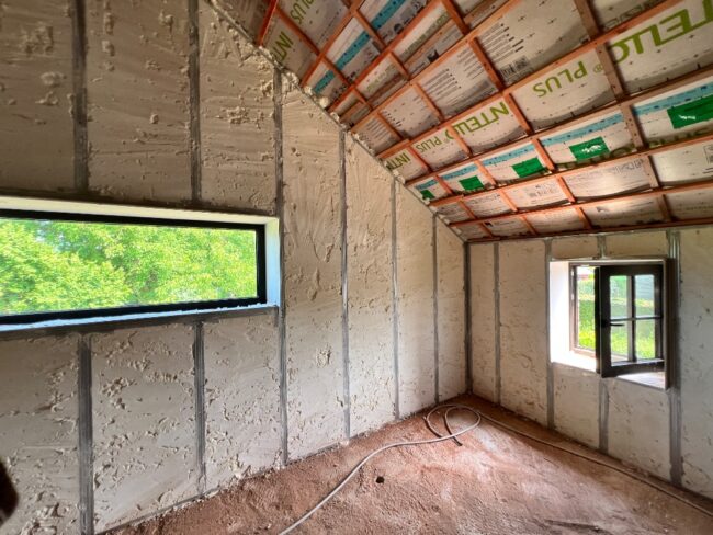 Intérieur d'un grenier dont les murs sont isolés avec de la mousse polyuréthane
