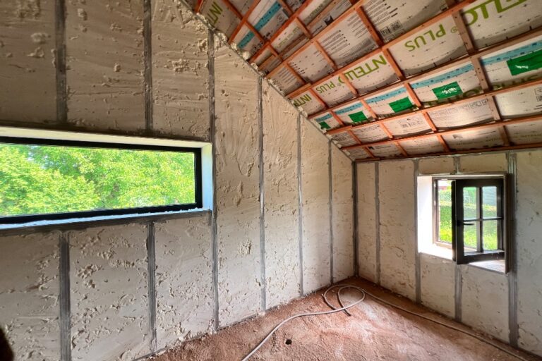 Intérieur d'un grenier dont les murs sont isolés avec de la mousse polyuréthane