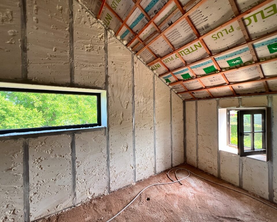 Intérieur d'un grenier dont les murs sont isolés avec de la mousse polyuréthane