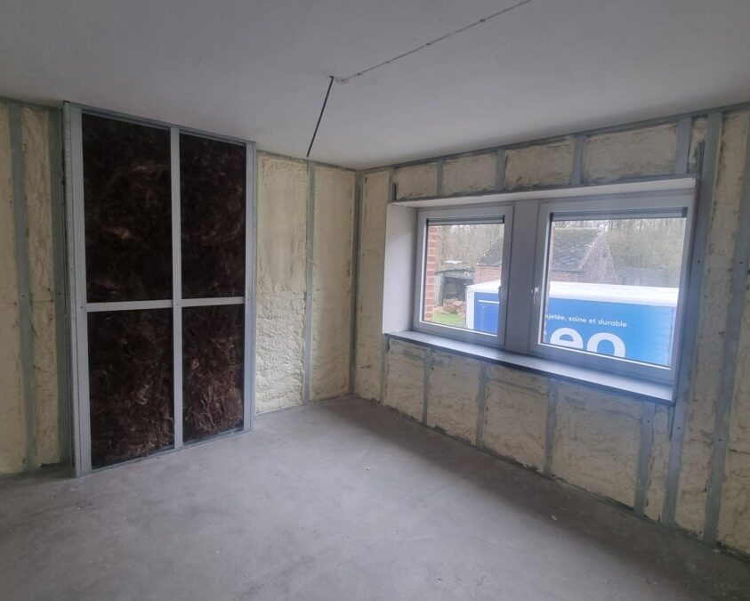Isolation par l'intérieur d'une maison en rénovation à Couvin