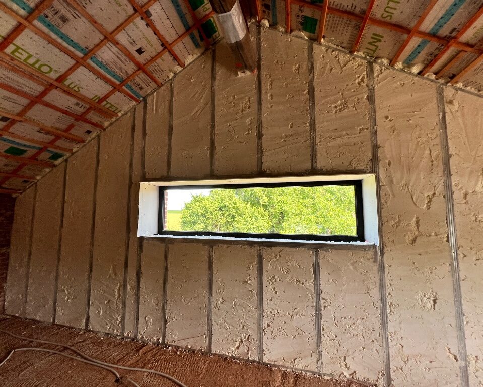 Murs d'un grenier à Taviers recouverts d'isolant en mousse polyuréthane