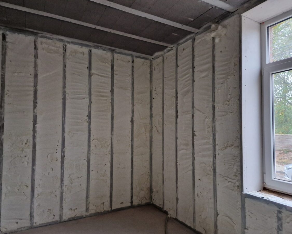 Isolation des murs d'une vieille maison par mousse projetée