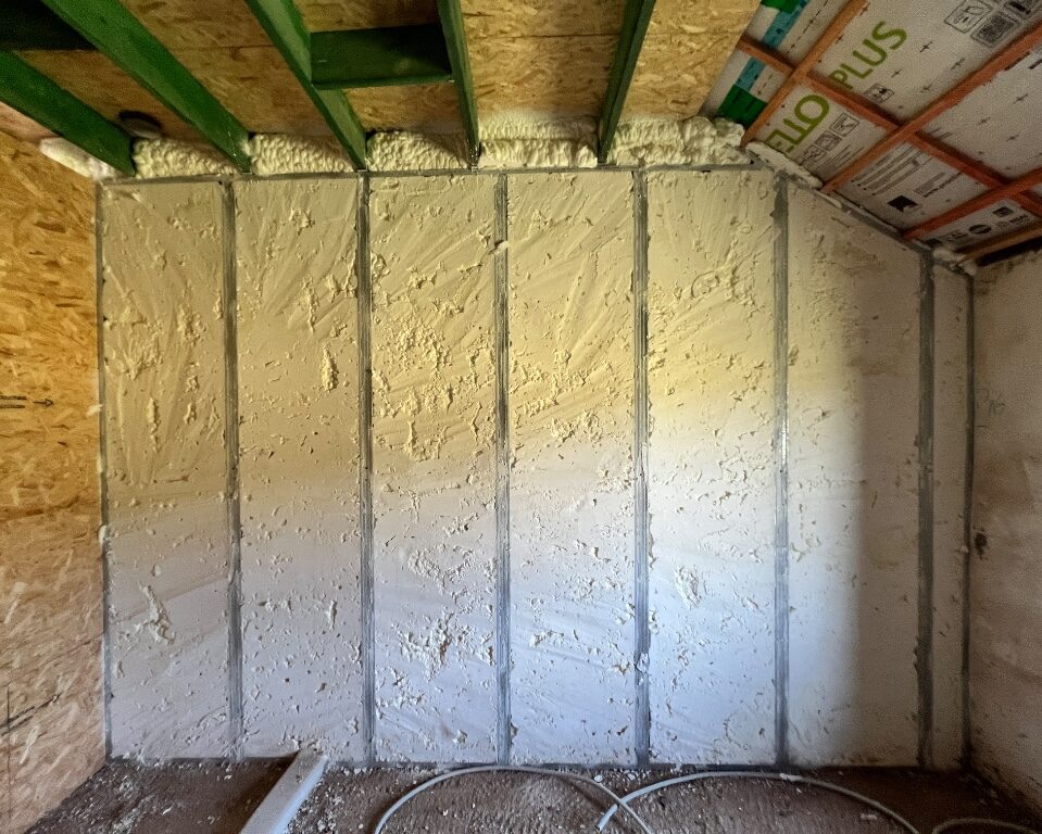 Mur intérieur recouvert de mousse projetée