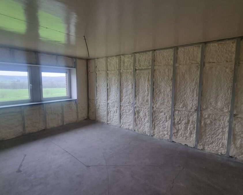 Isolation de murs par mousse polyuréthane