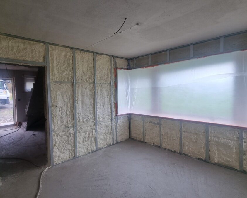 Chantier d'isolation d'une maison rénovée à Couvin