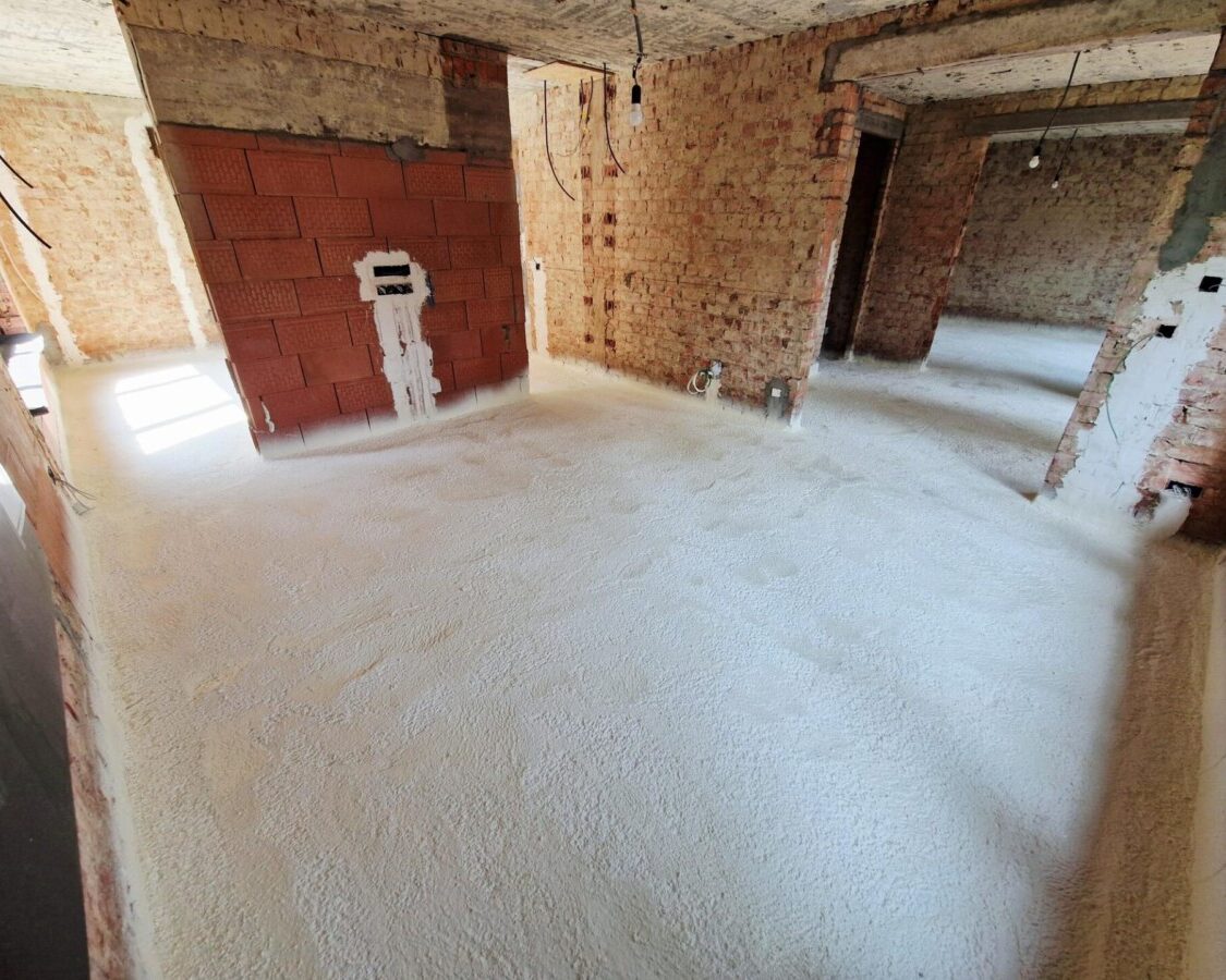 Sol recouvert de mousse polyuréthane d'une maison que l'on rénove à Aartselaar