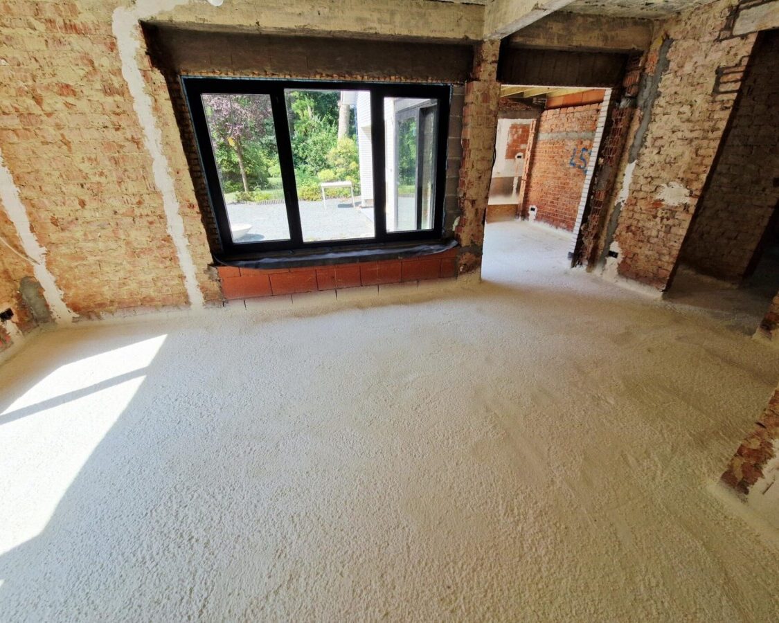 Intérieur ensoleillé d'une maison avec le sol recouvert de mousse isolante