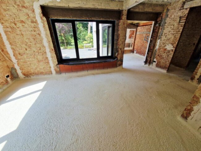 Intérieur ensoleillé d'une maison avec le sol recouvert de mousse isolante