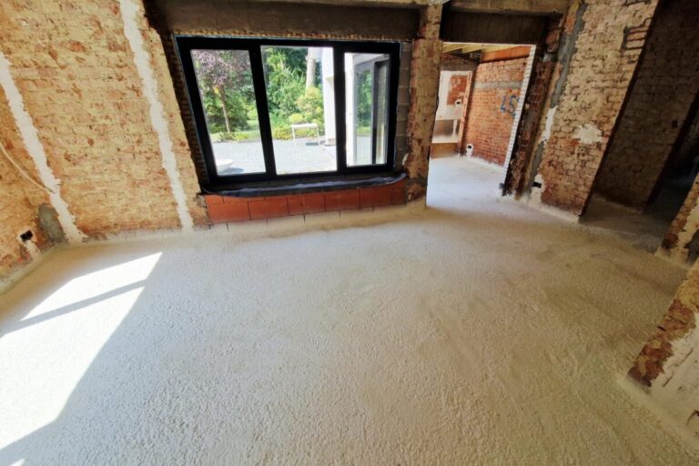 Intérieur ensoleillé d'une maison avec le sol recouvert de mousse isolante