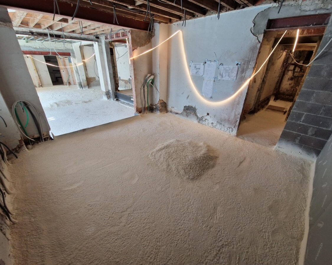 Intérieur d'une maison dont le sol est recouvert de mousse projetée à Uccle