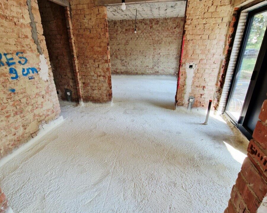 Sol isolé avec de la mousse projetée à Aartselaar