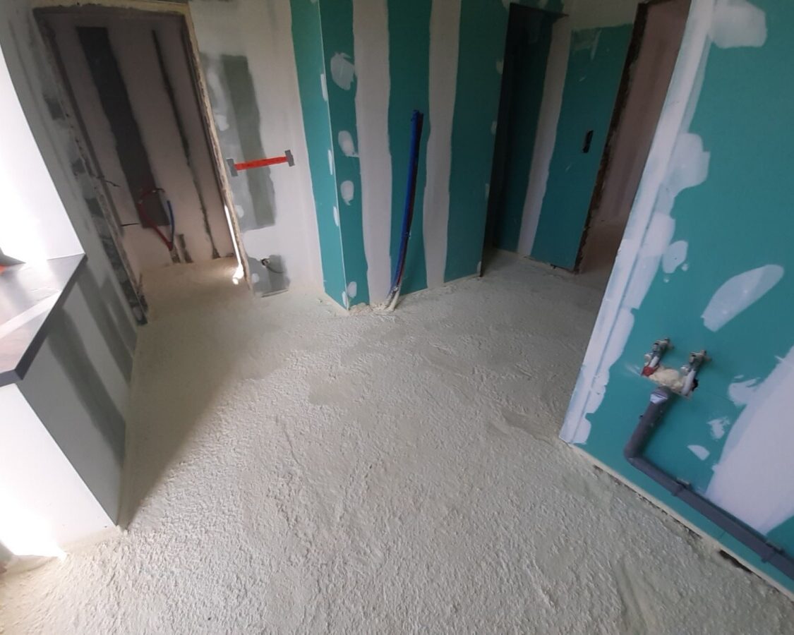 Isolation des sols et parachèvement des murs d'une maison à Couvin