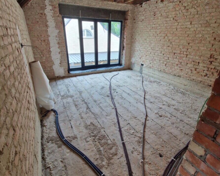 Intérieur d'une maison en rénovation avec des câbles sur le sol