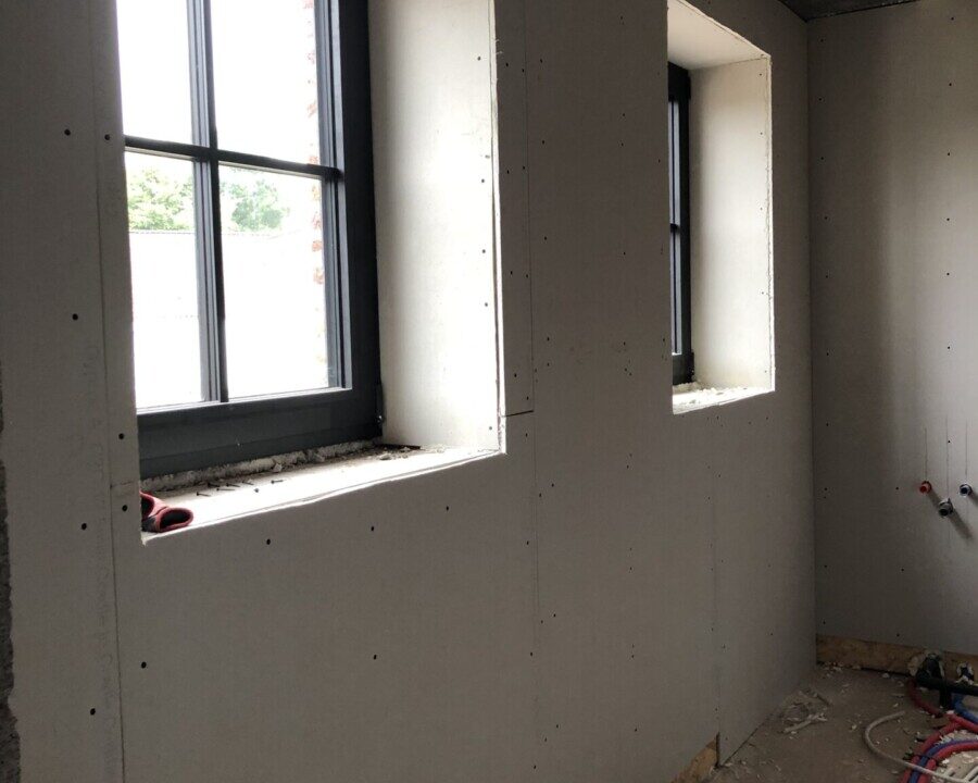 Travaux de parachèvement des murs d'une fermette à Taviers