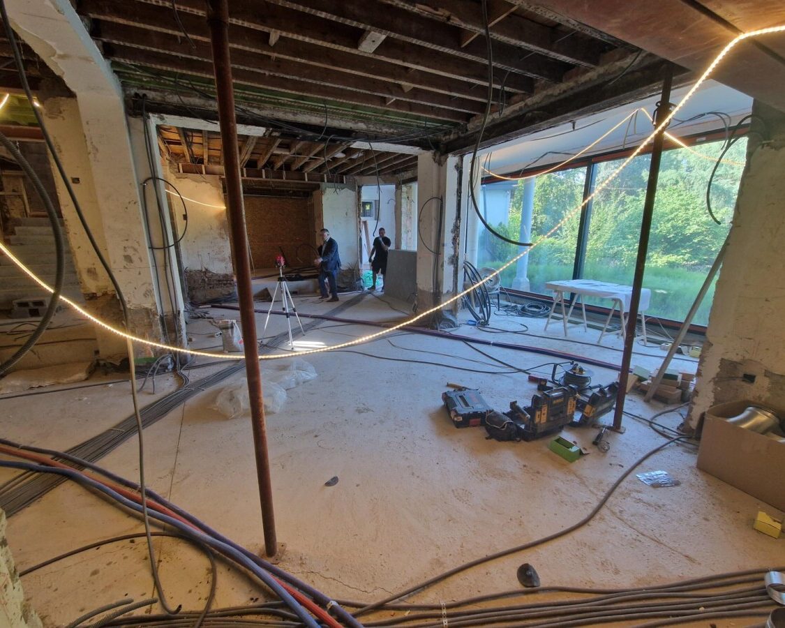 Intérieur d'une maison en travaux aves de poutres de soutien