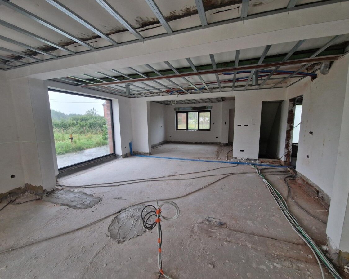 Salle à manger en travaux d'une maison neuve en construction