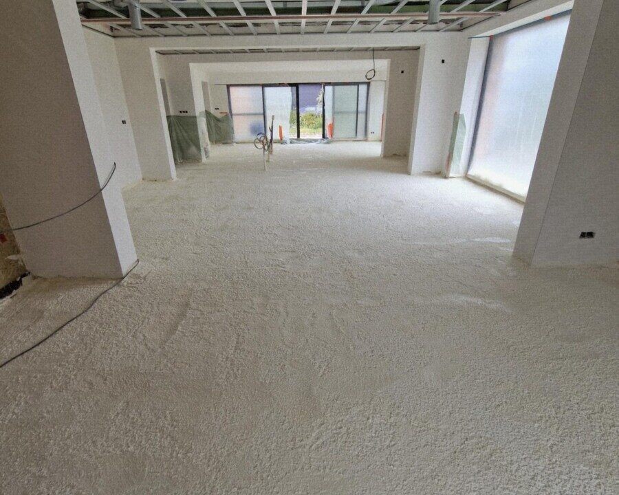 Intérieur d'une maison en construction avec le sol recouvert de mousse polyuréthane
