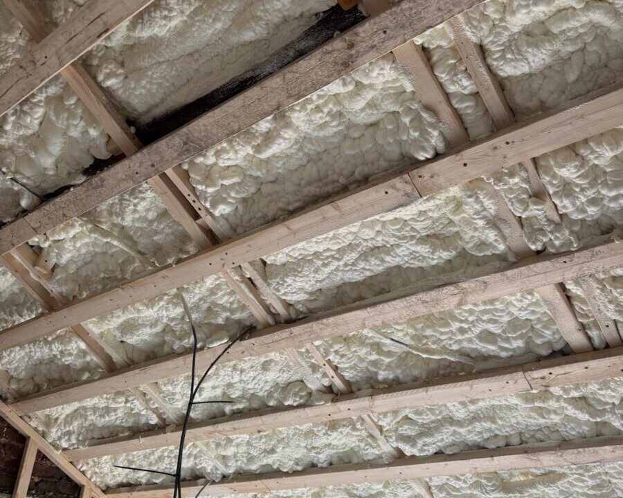 Vue intérieure d'une toiture avec de la mousse polyuréthane isolante