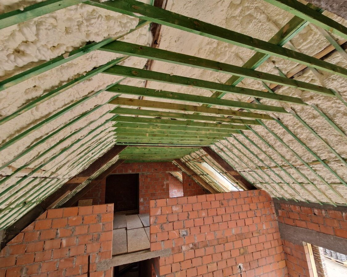 Toiture intérieure d'une ferme avec le toit recouvert de mousse isolante