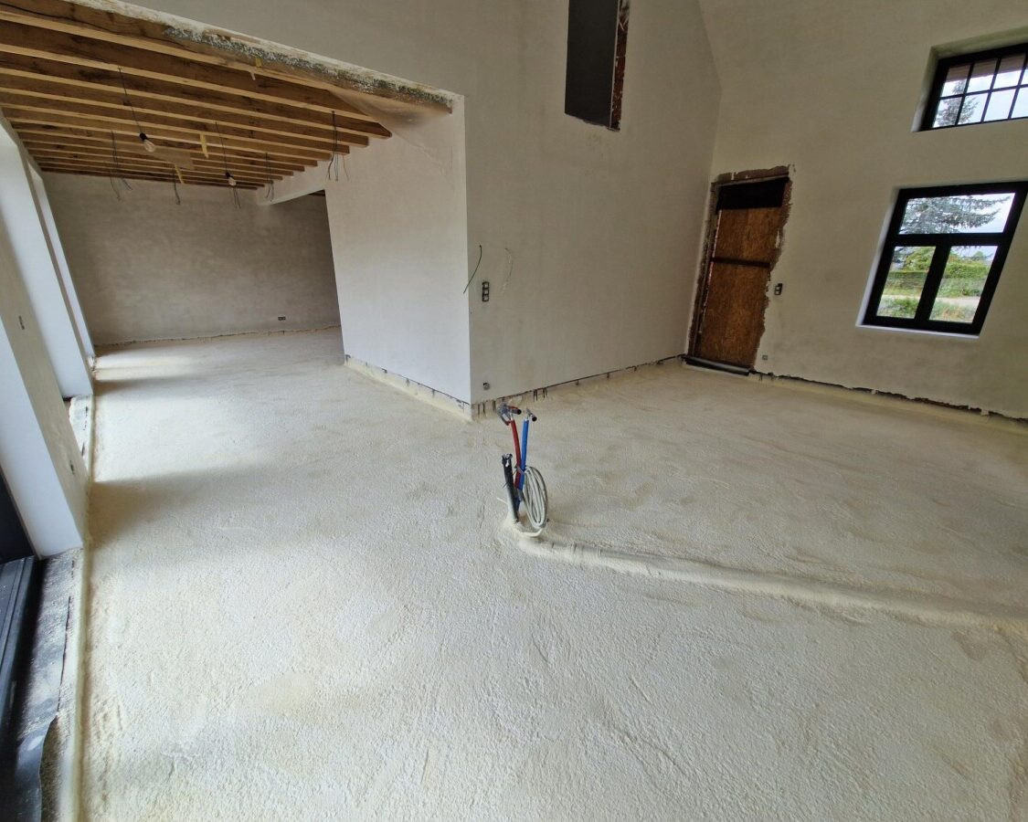 Vue de l'entrée d'une ferme à Putte dont le sol est recouvert de mousse polyuréthane