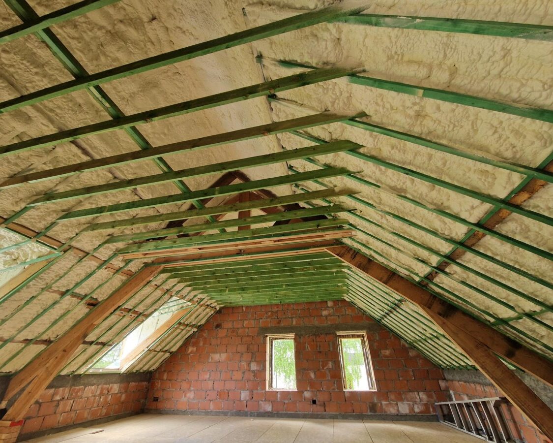 Toiture intérieure d'un grenier aménageable avec charpente en bois et isolation en mousse