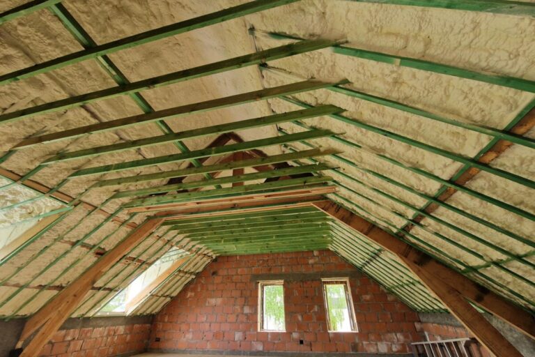 Toiture intérieure d'un grenier aménageable avec charpente en bois et isolation en mousse