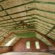 Toiture intérieure d'un grenier aménageable avec charpente en bois et isolation en mousse
