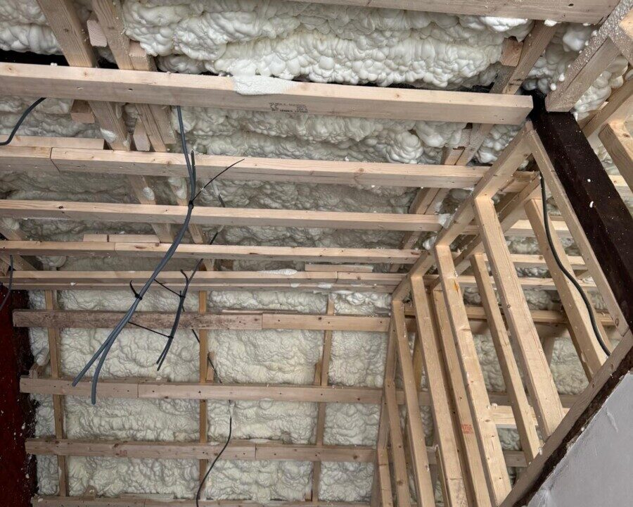 Toiture isolée par l'intérieur avec de la mousse projetée