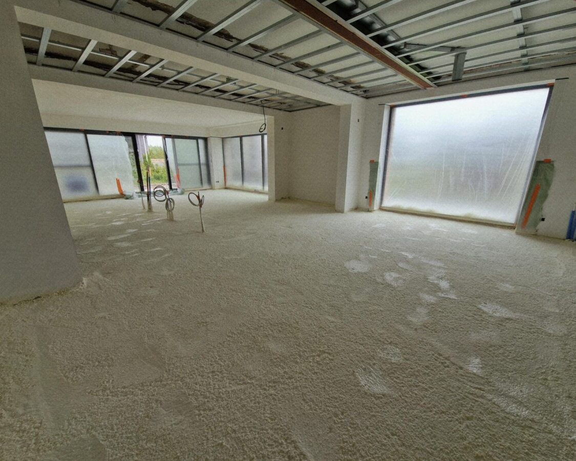 Intérieur d'une maison en construction à Rijmenam avec le sol recouvert de mousse polyuréthane