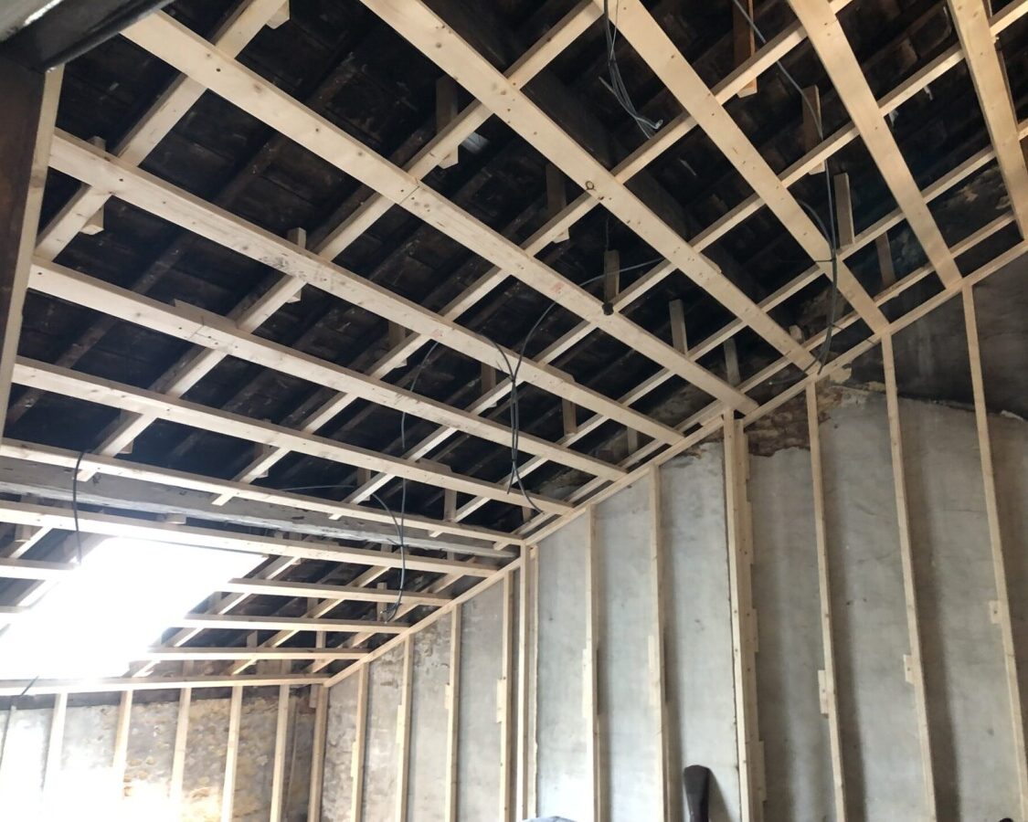 Structure en bois pour l'isolation d'une toiture de maison de maître à Liège