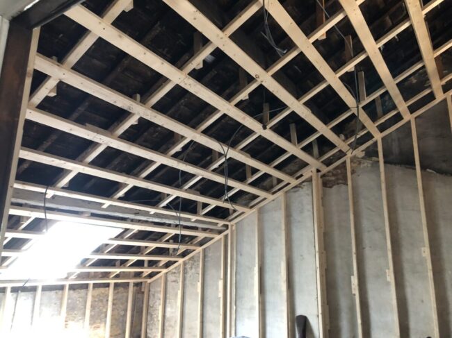 Structure en bois pour l'isolation d'une toiture de maison de maître à Liège