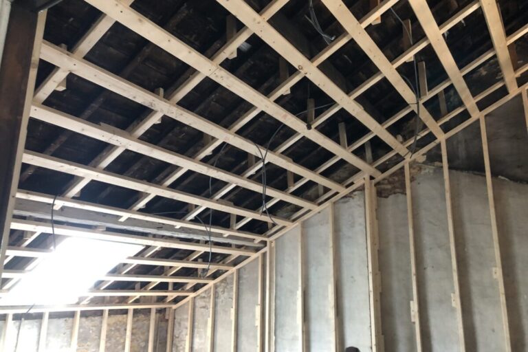 Structure en bois pour l'isolation d'une toiture de maison de maître à Liège