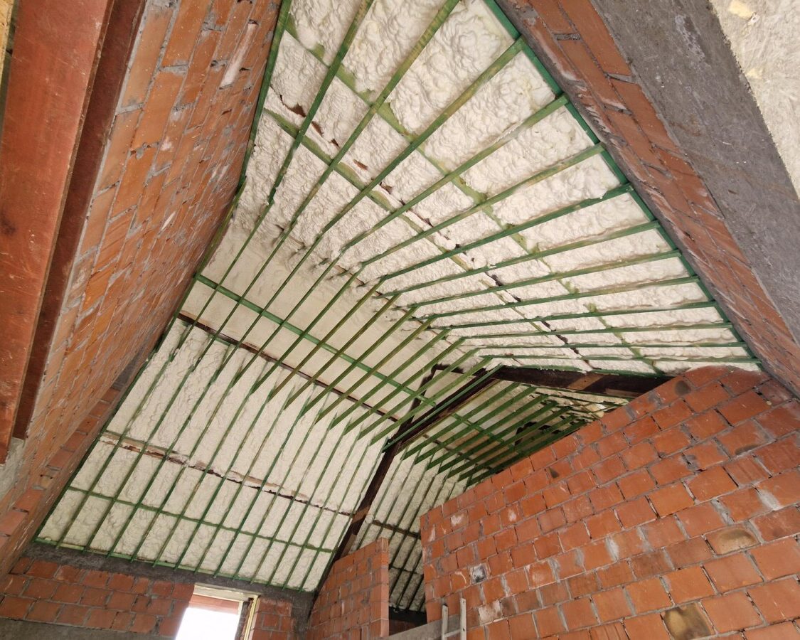 Vue intérieure d'une toiture en pente isolée par l'intérieur avec de la mousse polyuréthane