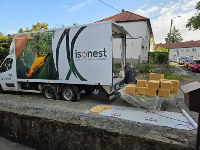 Camion Isonest avec découpe de blocs de mousse isolante pour un chantier à Charleroi