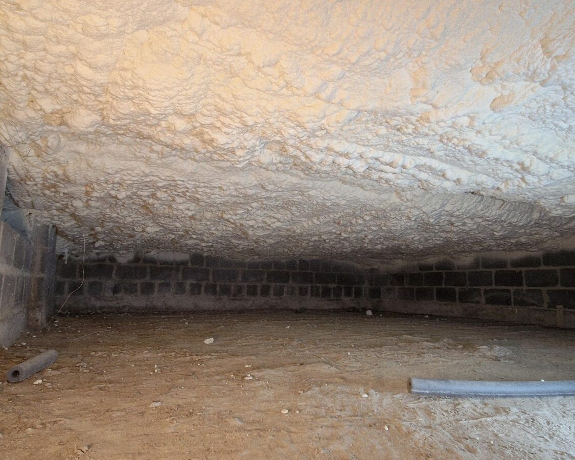 Mousse projetée sur le plafond d'un vide sanitaire à Kraainem