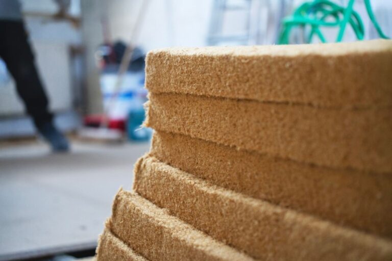 Zoom sur différentes plaques d'isolant en laine de bois