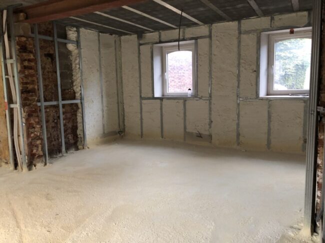 Murs intérieurs et sols d'une habitation isolés avec de la mousse projetée