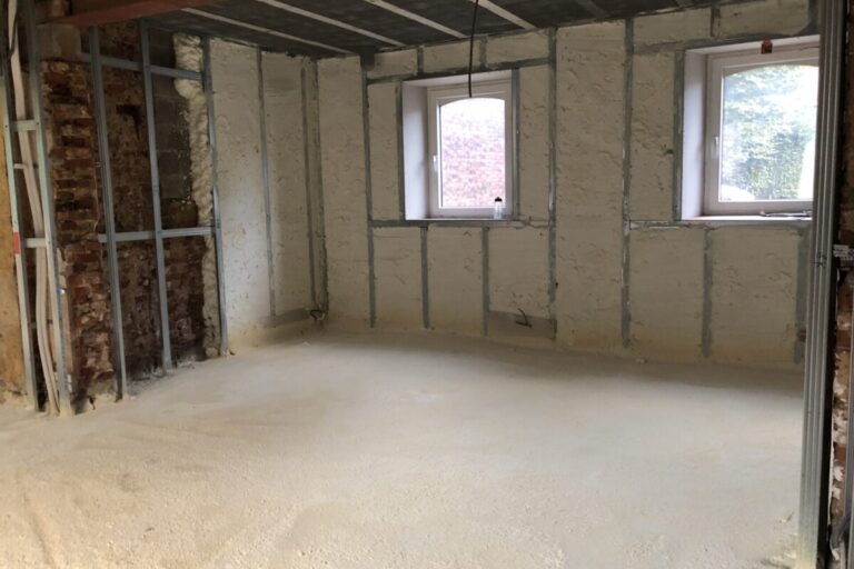 Murs intérieurs et sols d'une habitation isolés avec de la mousse projetée