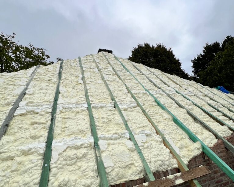 Mousse projetée sur un toit que l'on rénove