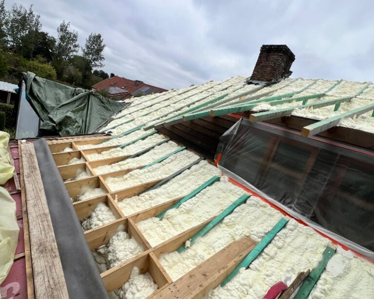 Isolation avec mousse polyuréthane du versant extérieur d'un toit à Geel
