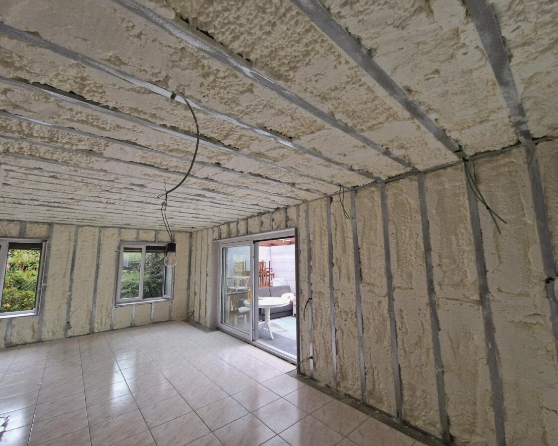 Murs et plafond du living d'une maison isolés avec de la mousse polyuréthane