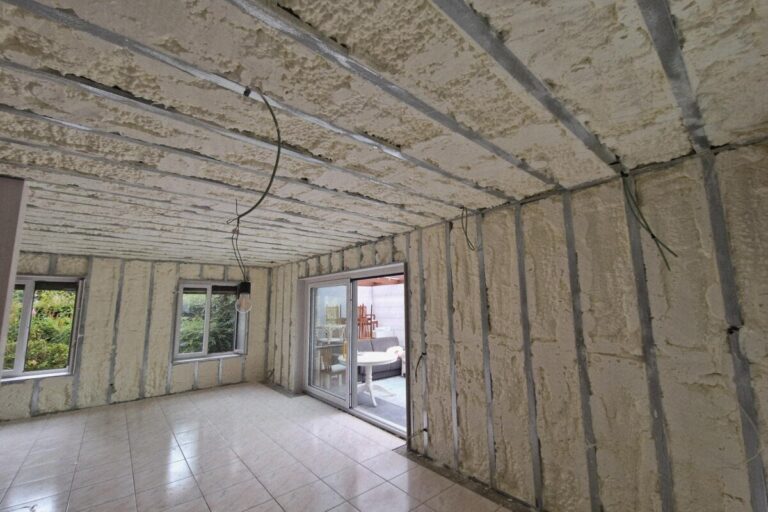 Murs et plafond du living d'une maison isolés avec de la mousse polyuréthane